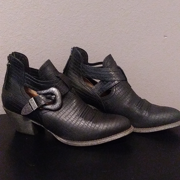 Ariat Boots - Picture 1 of 9